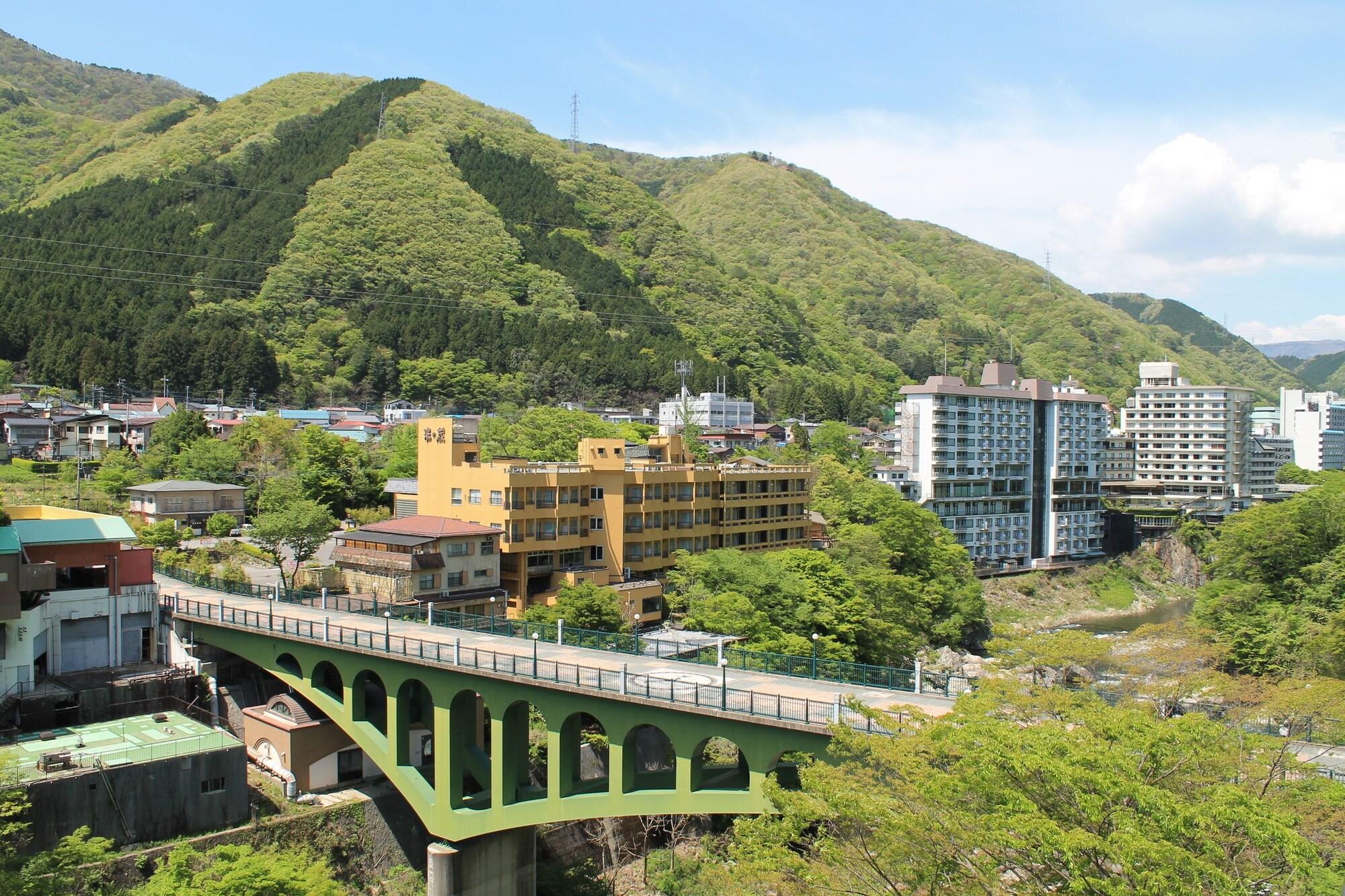 Отель Kinugawa Onsen Sanraku Никко Экстерьер фото