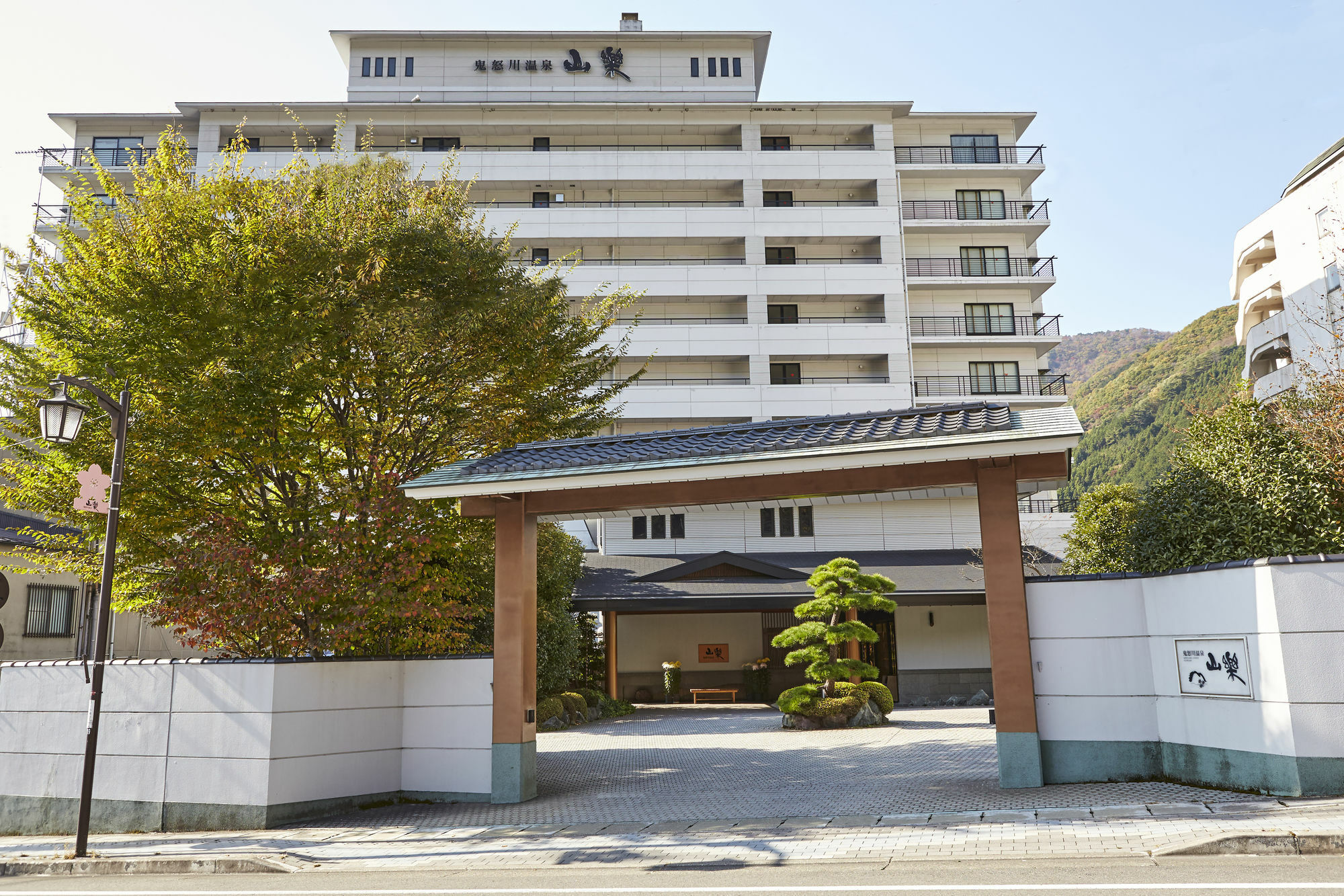 Отель Kinugawa Onsen Sanraku Никко Экстерьер фото