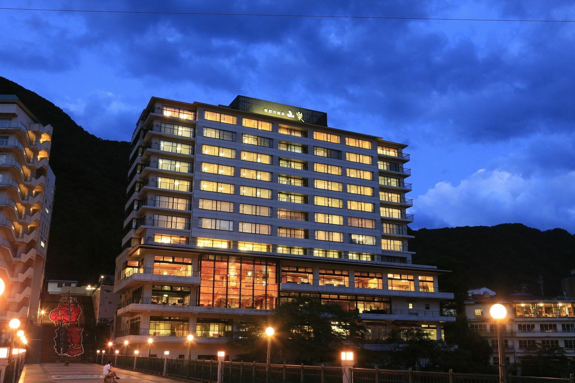 Отель Kinugawa Onsen Sanraku Никко Экстерьер фото